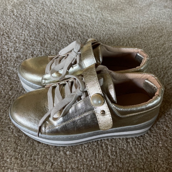 Ladies metallic wedge platform sneakers with pearl accent - Picture 2 of 10